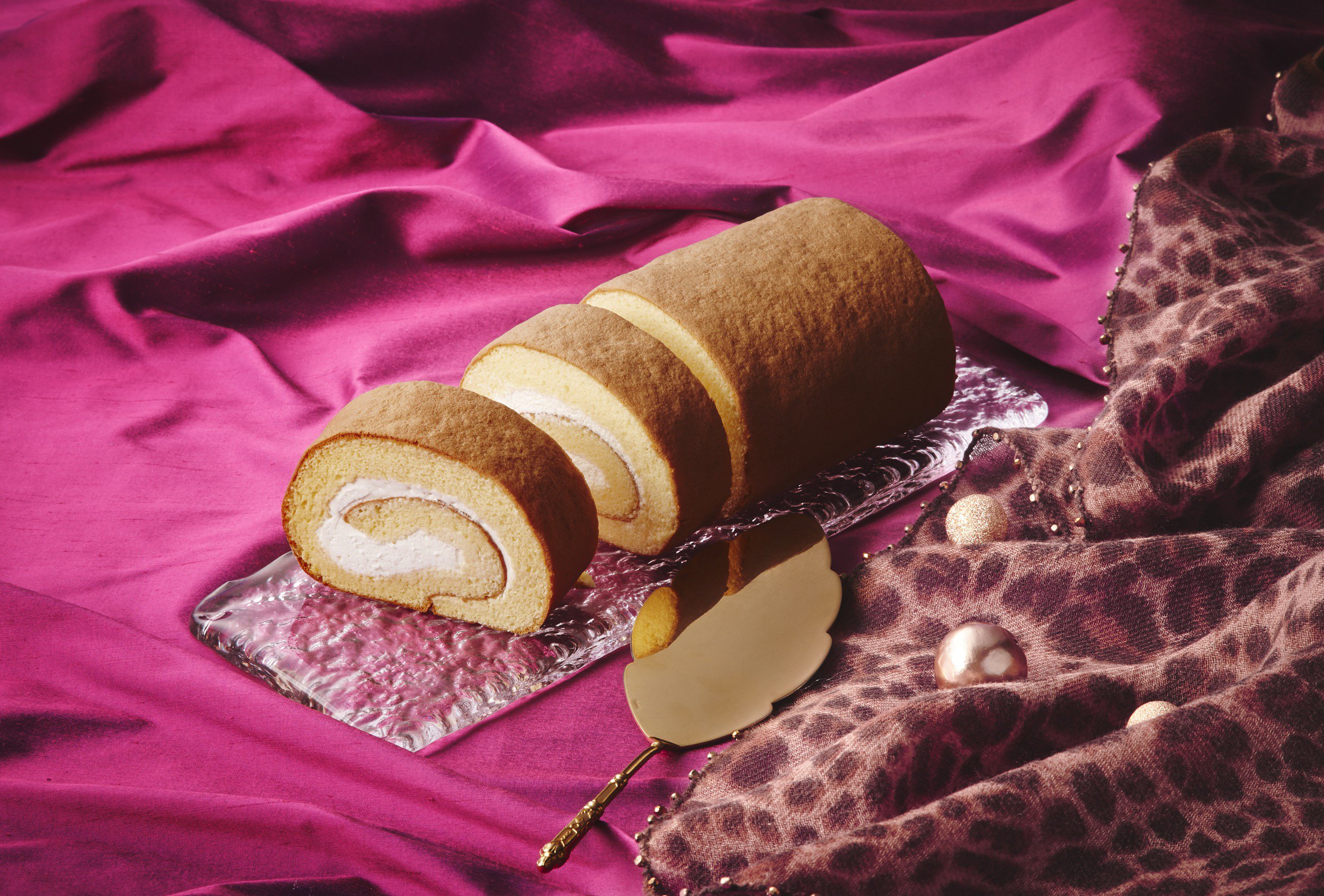 マダムシンコ 公式 大阪のおみやげ マダムブリュレ 今日6 6は ロールケーキの日 新鮮なたまごで焼いたふわふわの生地でフレッシュな生クリームを巻いた マダムロール はいかがですか シンプルな分 おいしさがダイレクトに伝わる ケーキです