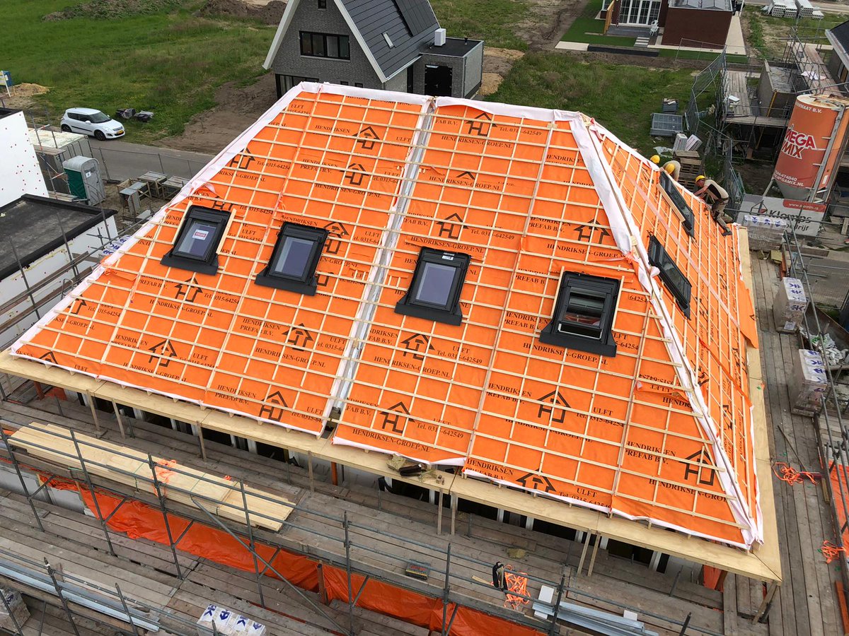DijkhofBouw's tweet photo. Een feestelijk moment in Apeldoorn! Het hoogste punt is bereikt van de nieuwbouw van deze 2 onder 1 kap woning #nieuwbouw #dijkhofbouw #dijkhofkozijn #dhbselfie #apeldoorn https://t.co/rvBBUxoaSF