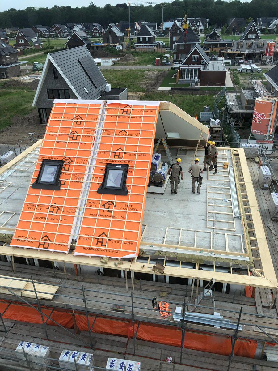 Een feestelijk moment in Apeldoorn! Het hoogste punt is bereikt van de nieuwbouw van deze 2 onder 1 kap woning #nieuwbouw #dijkhofbouw #dijkhofkozijn #dhbselfie #apeldoorn