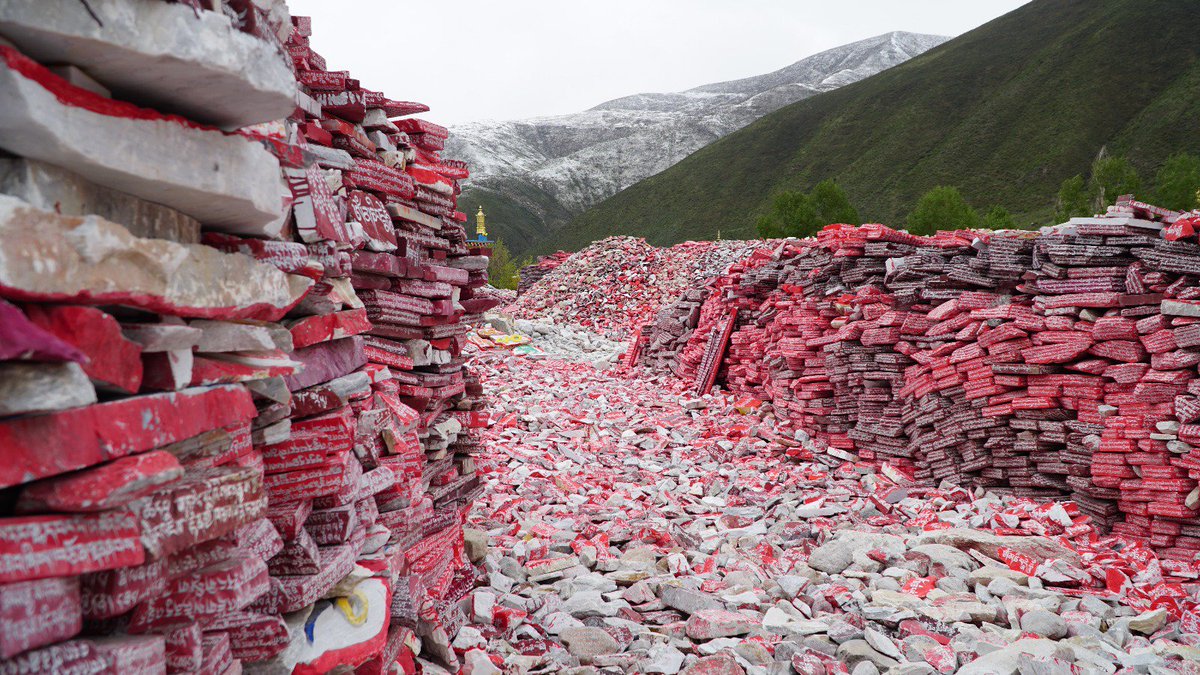 Rthk 文化長河on Twitter 青海玉樹新寨瑪尼石堆 亦稱 嘉那嘛呢堆 或 新寨嘛呢石堆 已有二百多年歷史 據說為世界上最大的瑪尼堆 當地除了聚集超過20億塊寫上佛教六字真言的瑪尼石 更建有佛堂 佛塔和轉經輪 香港電台