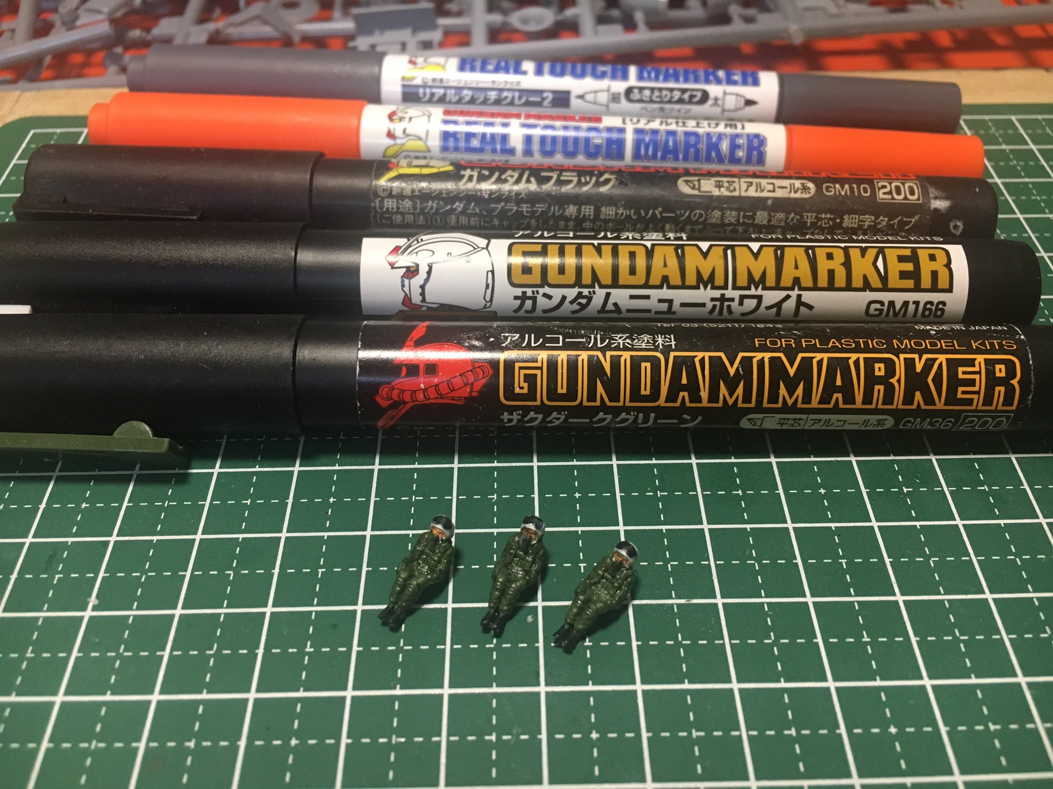 サワダ ガンダムマーカーとリアルタッチマーカー だけ で1 100 フィギュアの塗装 ザクグリーン2種類単品売りしてください 本当に クレオス タミヤ100ヒコーキフェスティバル T Co 47ligl5eog Twitter