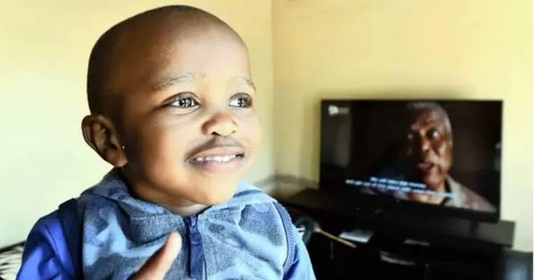 UlrichJvV's tweet image. Positivity for your timeline! Meet South Africa's genius baby, Omphile Tswai! He is only 2 yrs old, but has amazing intelligence. He already reads complicated sentences, writes with both hands and can name geometric shapes like a much older child! Pics: Africa News Agency  🇿🇦🙌🎓