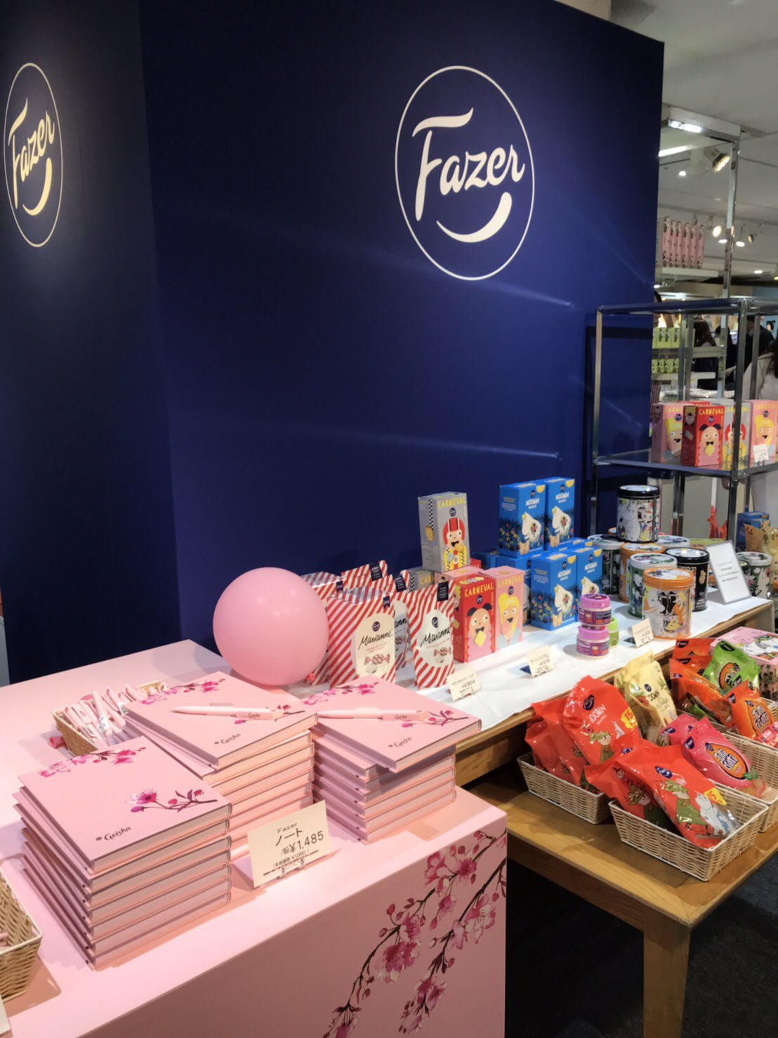 駐日フィンランド大使館 フィンランドのfazer ファッツェル は知ってる フィンランド人の心を掴んでる老舗お菓子メーカーなんだけど 松屋銀座のフィンランドフェアでチョコやクッキーなど色々売ってるよ 日本初上陸の商品もあるので 見に来てねー