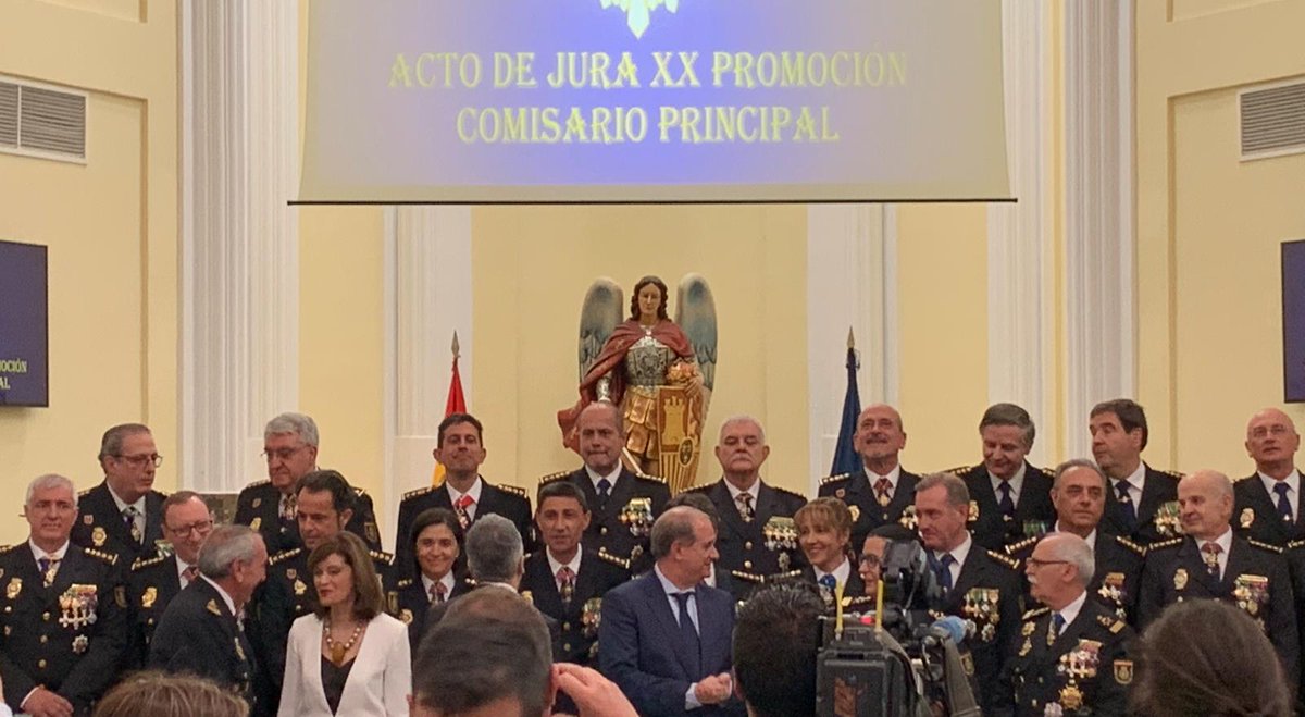 Sup_Policia's tweet photo. 🔵Nuestra Sª Gª @MonicaGraciaSUP presente en la Jura y Entrega de Títulos Profesionales a los Comisarios Principales de la #PromociónXX de la PN, con la asistencia del Ministro @interiorgob,SES,DGP y DAO.
Suerte en esta nueva etapa👮🏻‍♂👮🏻‍♀
#TuConfianzaEsNuestraFuerza 
#VotaSUP https://t.co/AsnEJRL1sv