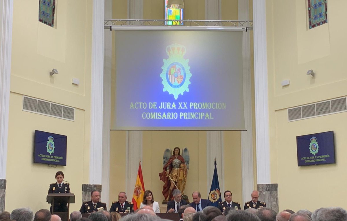 Sup_Policia's tweet photo. 🔵Nuestra Sª Gª @MonicaGraciaSUP presente en la Jura y Entrega de Títulos Profesionales a los Comisarios Principales de la #PromociónXX de la PN, con la asistencia del Ministro @interiorgob,SES,DGP y DAO.
Suerte en esta nueva etapa👮🏻‍♂👮🏻‍♀
#TuConfianzaEsNuestraFuerza 
#VotaSUP https://t.co/AsnEJRL1sv