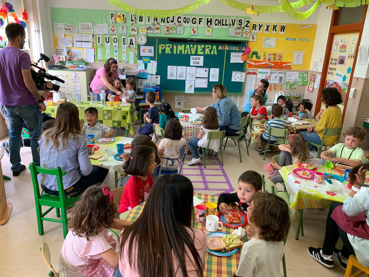 CosasdeClaseATV's tweet photo. 🎤 El domingo conoceremos las voces más jóvenes de #Aragón con "Cantania". 
👩‍🍳 Realizaremos un taller de cocina con padres y alumnos en el CEIP Manuel Franco Royo de #Andorra
🏑 Terminaremos en los entrenamientos del @AlcanizPatin
📺 El domingo a las 10:15 en @aragontv https://t.co/UqhXoTPqu6