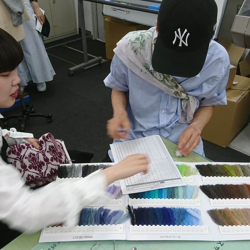 osbunkashimotea's tweet photo. ニットコース３年。デザインニットを制作する為に、頑張って編み柄考えて、糸の色バランス考えて、友達に相談しながら編んでます。完成は夏フェスの展示でご対面🎶楽しみです‼️ #大阪文化服装学院 #ニット #島精機製作所 #ファッションスクール #osakainstituteoffashion #knit #fashionschool https://t.co/WvzEn3kUGC