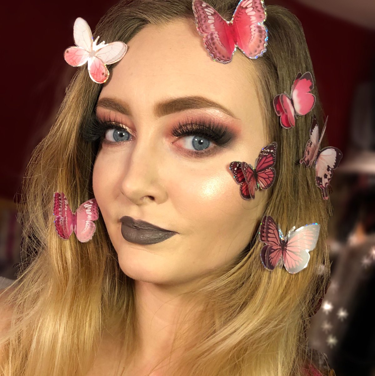 slaywithsparkle's tweet photo. I was lucky enough to get the @ABHcosmetics sultry palette for my birthday and after spending a week staring at it thinking it was too beautiful to use I took the plunge! Lipstick is ABH matte lipstick in resin 🥰 Full deets on https://t.co/X9ZbMtGI7n #goingoutmakeup #makeup https://t.co/sLom2D4Cfb