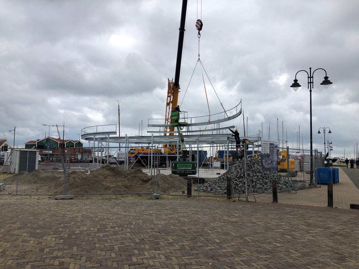 Contouren nieuwe Touristinfo en sanitaire voorzieningen worden langzaam zichtbaar op de haven. Heeft even vertraging gehad.