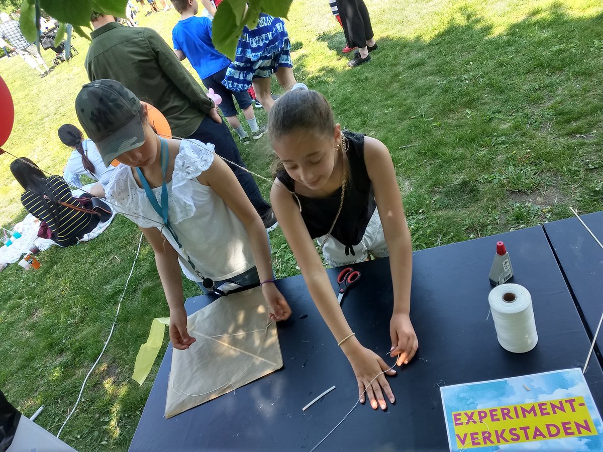 Idag är vi på #Nationaldagsfirande i #Skarpnäck drakbygge passar perfekt!