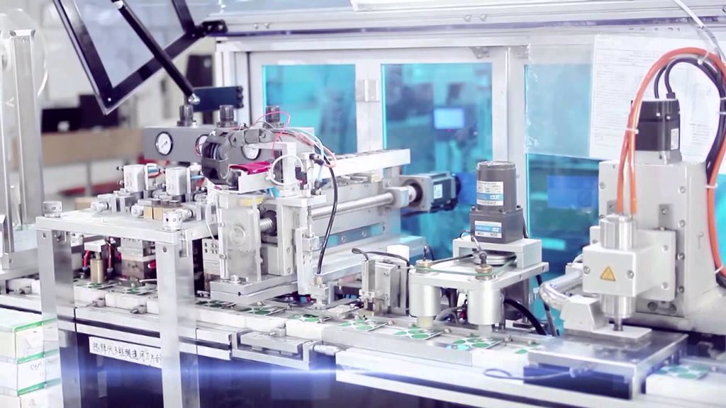 OvieAli's tweet image. Nigeria spends billions importing SIM, ATM cards from China. Mrs Akinkugbe built a factory in 2015 that was inaugurated in Dec 2016, as west Africa's first smart-card plant. It produces 200 million cards. Now her company exports to 21 African countries, as well as to Nigerians.