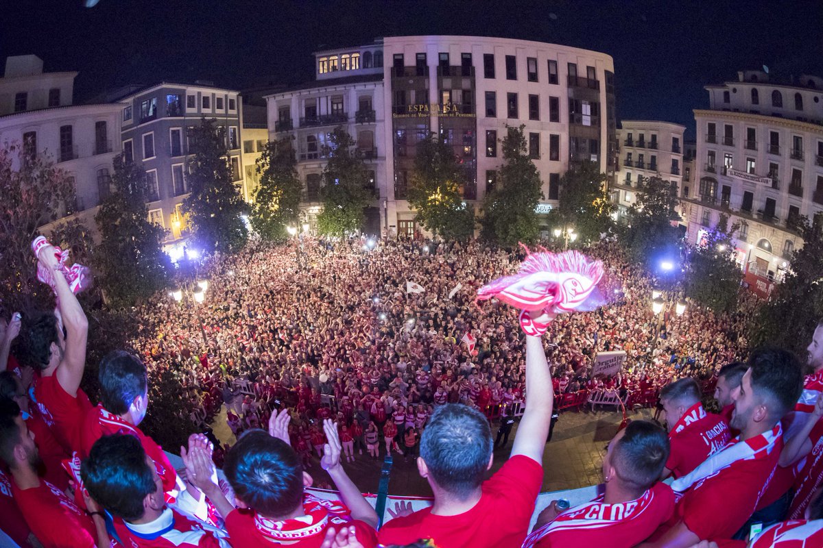 Por si a alguien en dos años se le ha olvidado... Esto es Granada, esto es la afición rojiblanca, esto es el @GranadaCdeF