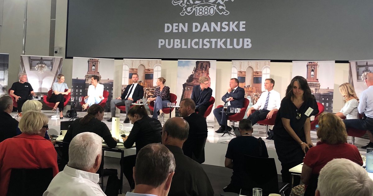sushegelund's tweet photo. “Altid nemt at gøre grin med andre. Jeg synes, vi mangler ⁦@anderssamuelsen⁩” siger Mette Frederiksen og løfter sig op som ny #statskvinde #dkpol #flytmagten https://t.co/rkrvFDz79O