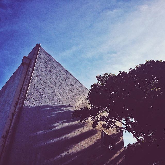 jbdsgnd's tweet photo. Meeting point. #lightandshadow #urbanenvironment #cloudporn #minimal #manvnature #elsegundo #losangeles #mydayinla #broadmag #rentalmag #thisaintartschool #jbdsgnd | El Segundo, CA 04.17 https://t.co/eqP3wQK5sN