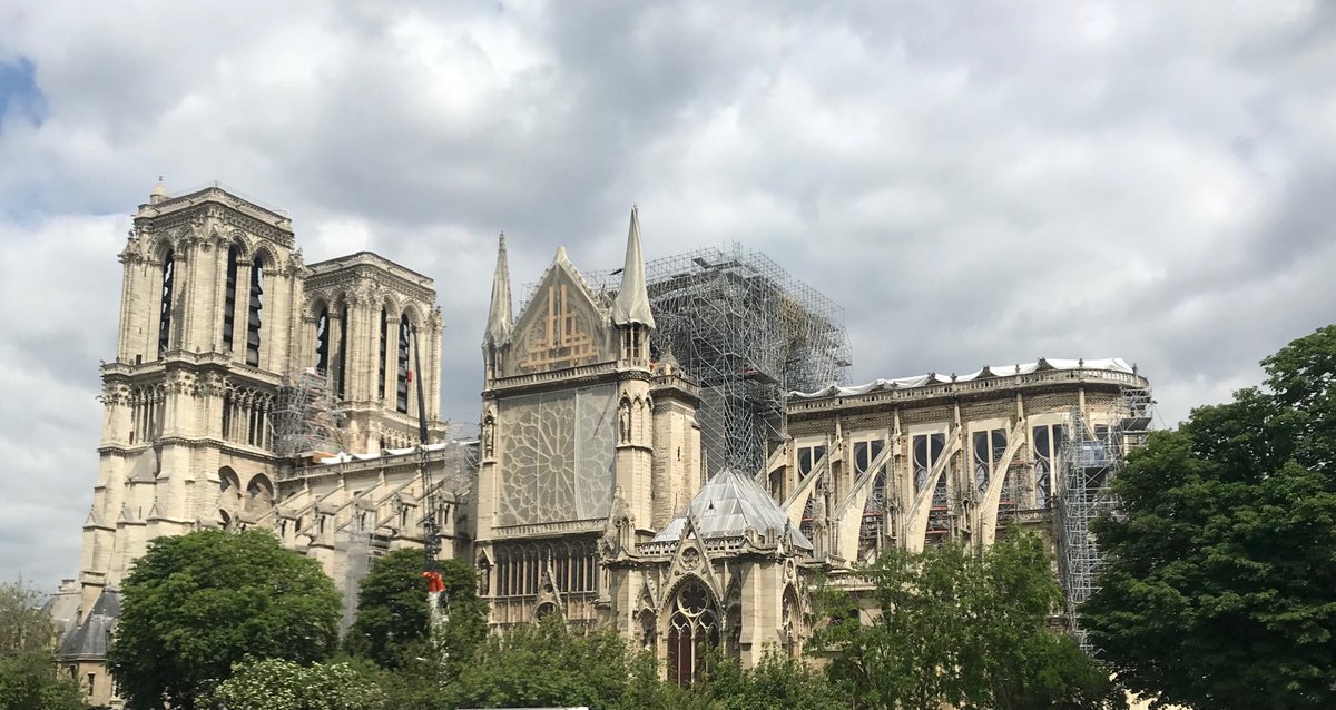 Notre Dame med sina sotsvart fönster...