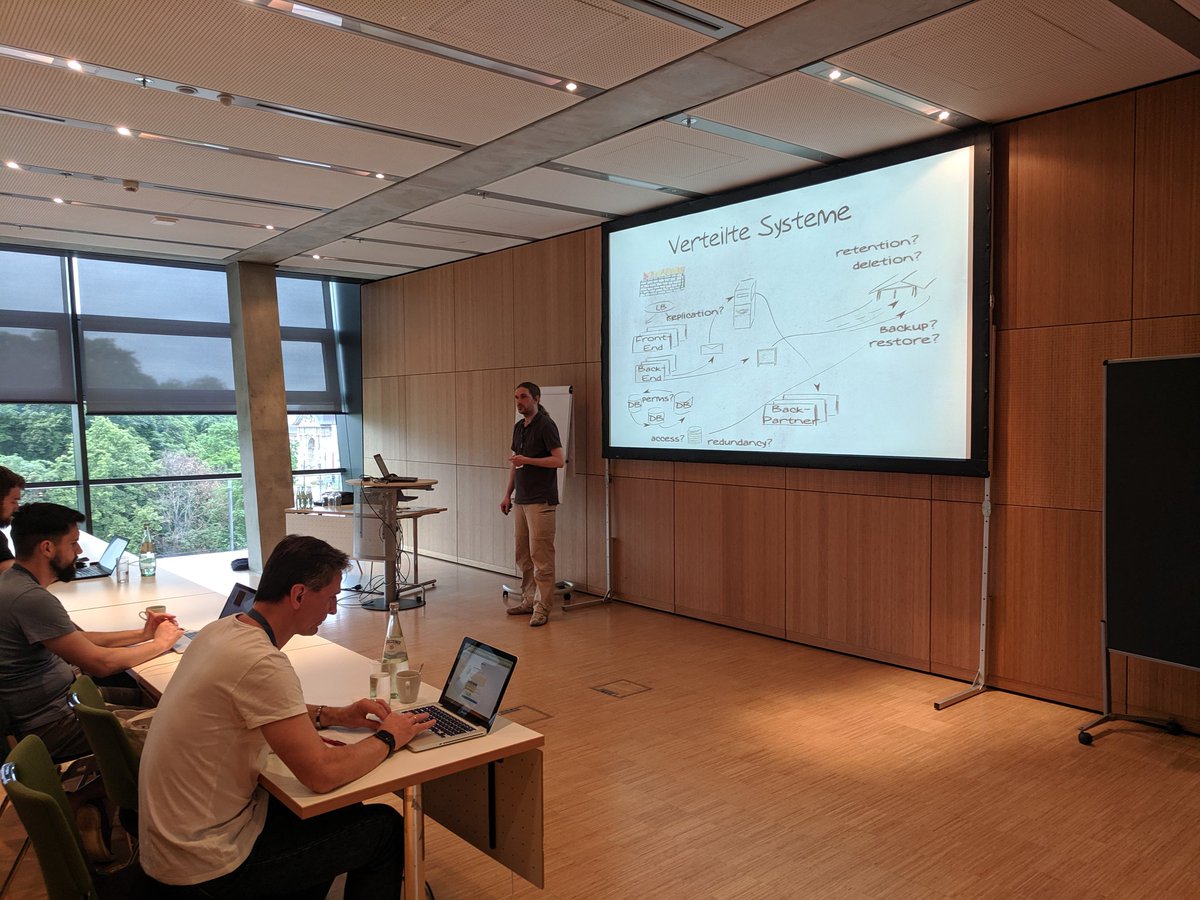 EssentialDevOps's tweet image. Lasset uns Container-Infrastrukturen testen! Jetzt mit Christopher Ruwe bei den #DevOpsentials19 👌