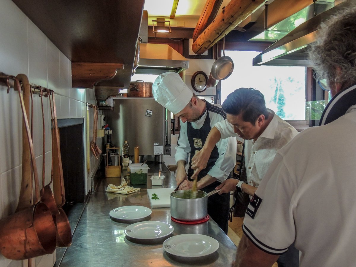 GabrieleFerron's tweet photo. In occasione del tour Italiano del celeberrimo critico gastronomico di Singapore Wong Ah Yoke, abbiamo avuto l'onore di averlo ospite nel nostro Ristorante Pila Vecia, dove insieme abbiamo cucinato un risotto al basilico e burrata con Riso Carnaroli Linea Pila Vecia.
 @STcom https://t.co/7gYHMCbzXa