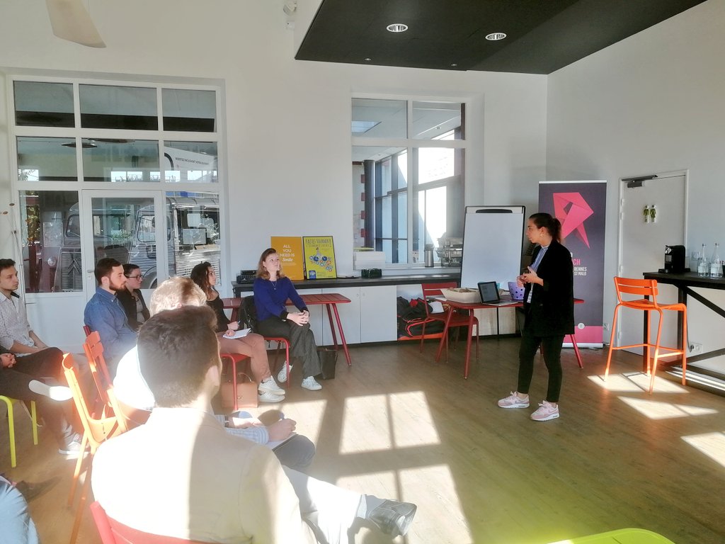 YAOBretagne's tweet photo. Début de notre kafé des filleuls avec notre marraine #Yao @KahinaD sur le thème des réseaux sociaux dans les locaux de @digitaleo

#KafeDesFilleuls #reseauxsociaux #conference #Yao #Echange #Digital https://t.co/PaYbYTUsxO