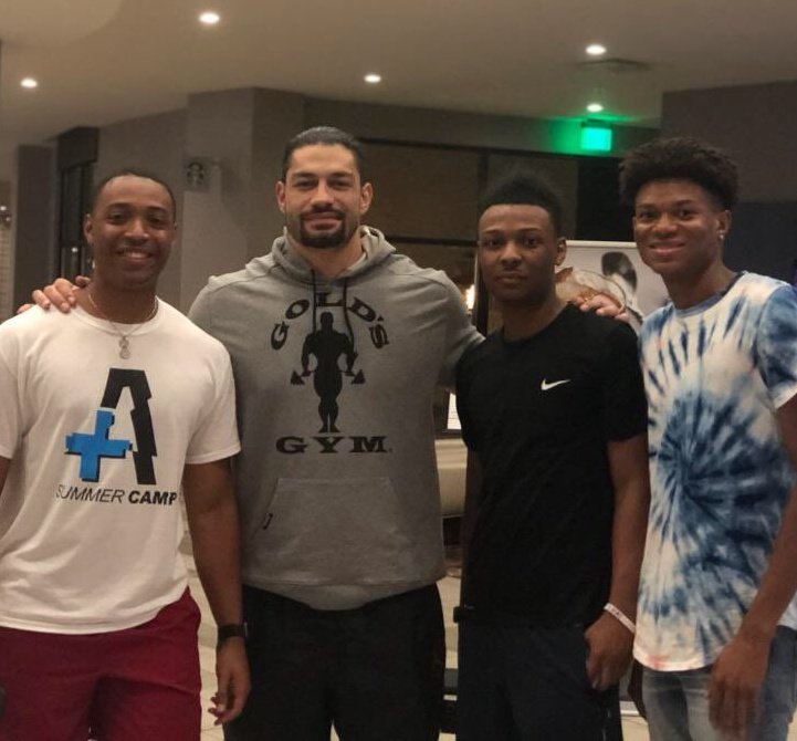 HandyRed's tweet photo. Roman Reigns with fans
#MondayNightReigns #RawAustin
(Cr/@adrian5606) https://t.co/XJg6uqJNI5