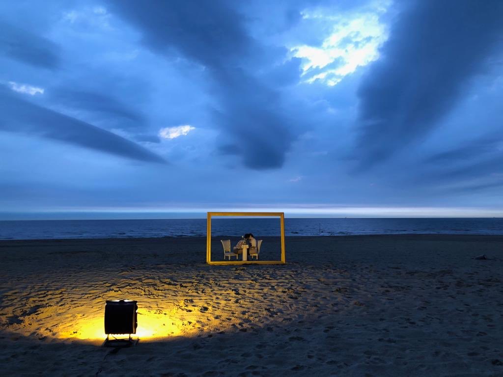 HeeremaRochelle's tweet photo. Een afwisselend avond van dans en theater aan zee: Solo’s @the Sea 2019 van Haagse dansgezelschap @DeDDDD @rinussprong #DeFuut #zonsondergang #musicaltheatre #dance https://t.co/eYALdMBYme