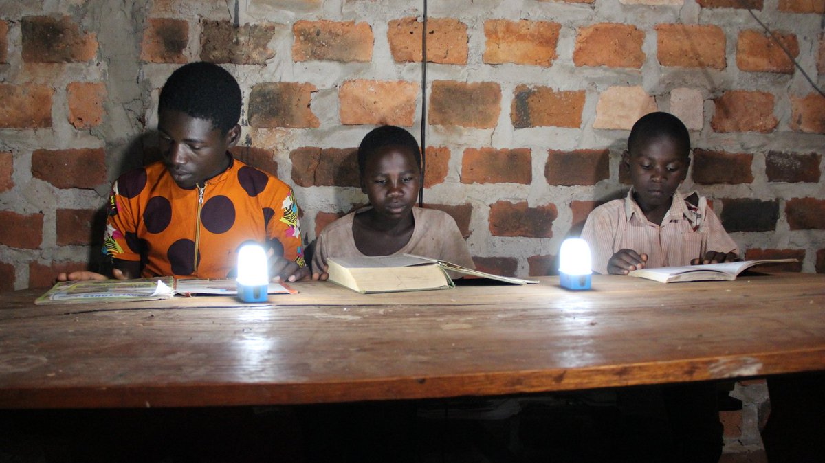 InnovatieX (@innovatiex) on Twitter photo <a href="/RuralSpark/">Rural Spark</a> ontwikkelt routers die stroom opwekken met behulp van zonne-energie. Hiermee voorzien ze gemeenschappen op het Afrikaanse continent van elektriciteit. 'Delen van energie is de toekomst!' #NLinnovatief #energie #technologie bit.ly/2ETnOB2 <a href="/RuralSpark/">Rural Spark</a> ontwikkelt routers die stroom opwekken met behulp van zonne-energie. Hiermee voorzien ze gemeenschappen op het Afrikaanse continent van elektriciteit. 'Delen van energie is de toekomst!' #NLinnovatief #energie #technologie bit.ly/2ETnOB2