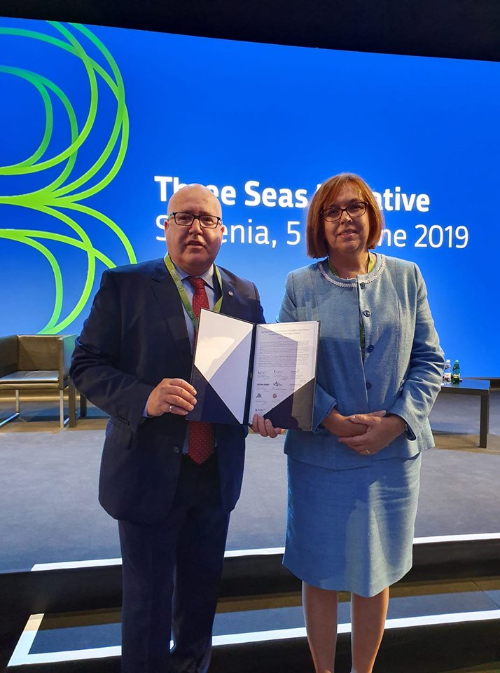 AmChamLithuania's tweet image. Today at the 2019 Summit of the Three Seas Initiative in Ljubljana, 11 presidents of the AmChams have signed their support for the better infrastructure, diversified and secure energy sources and growth of the digital realm.