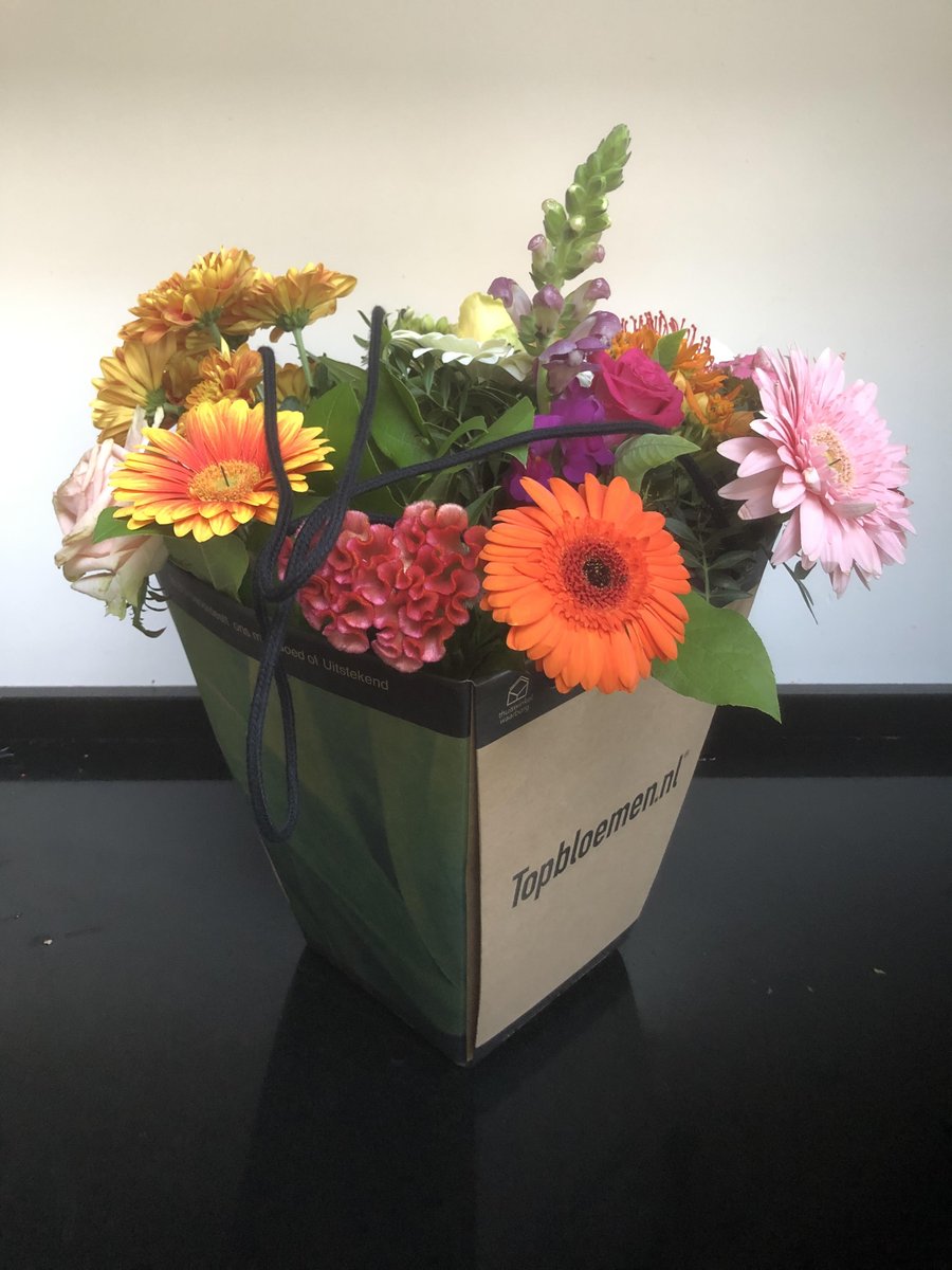 jbvandam's tweet photo. .@DKlantcontact, dank voor de bloemen, de organisatie van een zeer geslaagd event over digitaal klantcontact en de prachtige pocket! @Torel_nl https://t.co/qPdWe9WORY