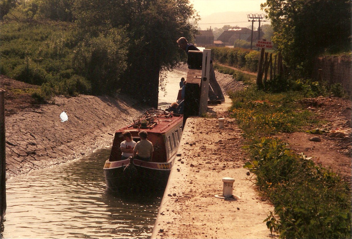 CRTWalesandSW's tweet image. Happy #ThrowbackThursday everyone. This pic of Adopters Lock 57 at Crofton was taken in the  late 1980s-early 1990s. Courtesy of the #KACT Archive #kennetandavon #canal