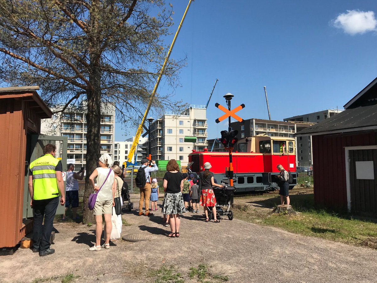 NummelinMarkku's tweet photo. Päivän tärkein pysähdys. Tänään on kansainvälinen tasoristeysturvallisuuspäivä. https://t.co/7tXiwtQrOQ