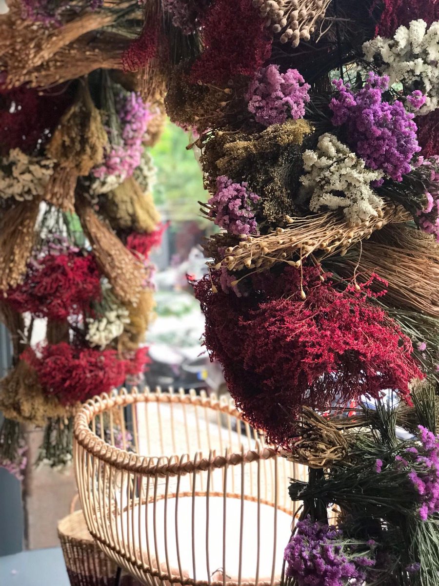 De nieuwe etalage van @archivestore_nl  😍. Deze leuke conceptstore is te vinden op het Frederiksplein 16 in Amsterdam. Of via  archive-store.nl
Ook op zoek naar een hippe duurzame  uitstraling voor uw etalage? decofleur.com natuurlijk!