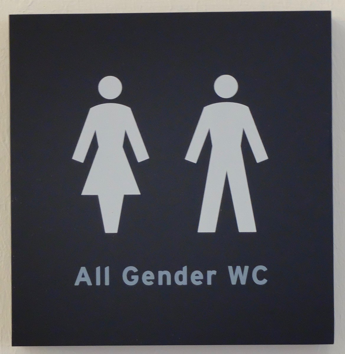 Am "Jüdisches Museum" zu Berlin.
Hei ginn et keng Fraen- a Männertoiletten, mee just individuell Toiletten mat dëser Opschrëft op den eenzelen Diren. Eben eng Toilette fir all d'Mënschen!