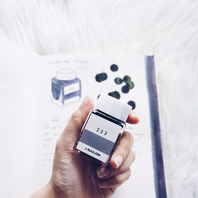 withJestine's tweet photo. https://t.co/BuyuTVlHqI Sailor Ink Studio always reminds me of nail polish. 😂 Don't be fooled by my tiny hands. It's a small 20ml bottle.⠀
.⠀
.⠀
.⠀
.⠀
.⠀
#fountainpen #fountainpennetwork #fountainpenink #writinginstruments #fountainpenlove #fountainpens #fpgeeks #founta… https://t.co/ZfJdZBoKcm