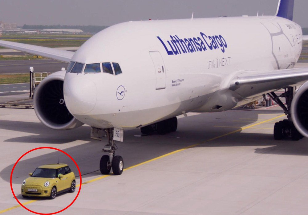 sandeshnews's tweet image. હાથીને કીડી તાણી જાય એમ આ ઈલેક્ટ્રિક કાર વિમાનને ખેંચી લાવી

VIDEO : sandesh.com/see-video-2020…

#Boeing777f #FreightAircraft #ElectricMiniCooper