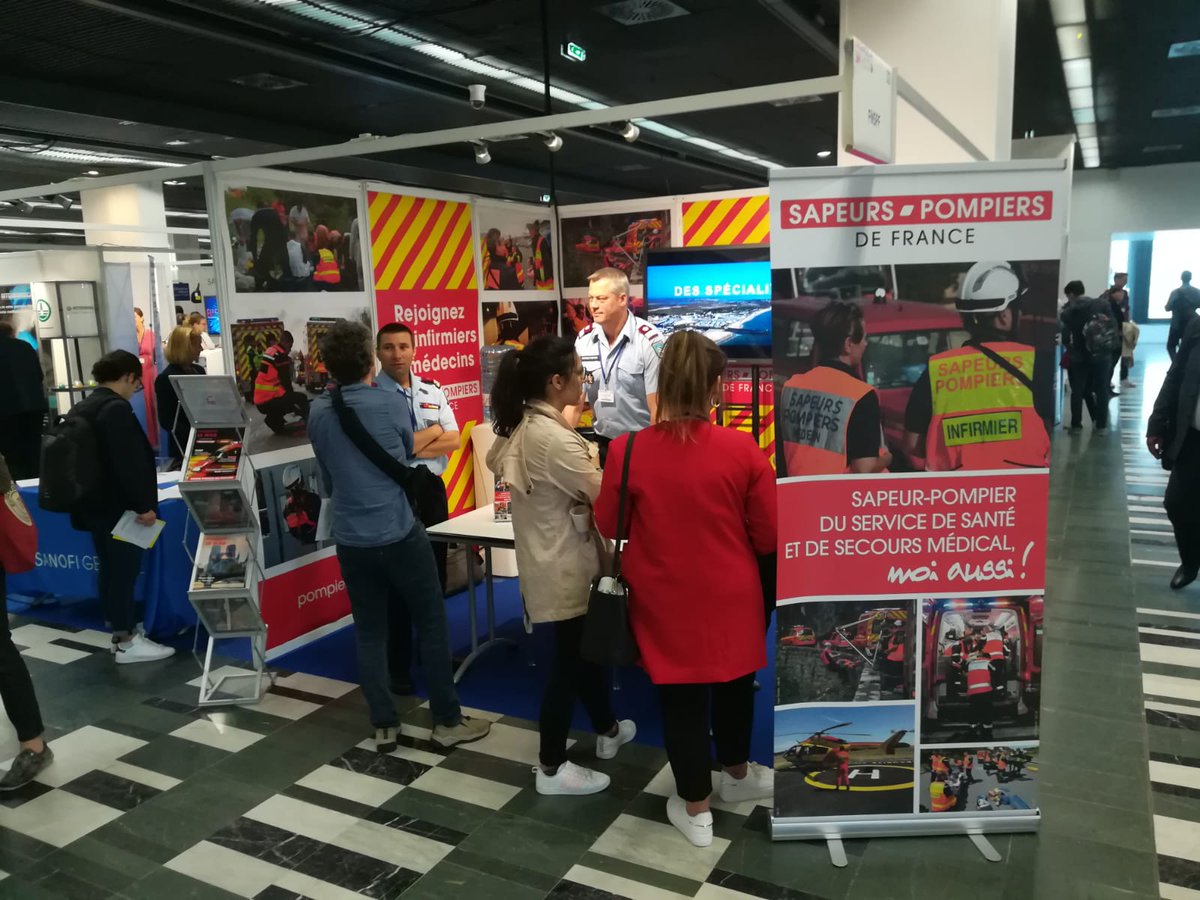 PompiersFR's tweet photo. 🚒Le service de santé et de secours médical (#SSSM) des sapeurs-#pompiers compte + de 3.900 #médecins et + de 7.100 #infirmiers. 
Vous êtes professionnel de #santé ? Venez retrouver ces spécialistes du secours d'#urgence sur leur stand au @CongresUrgences qui se déroule à Paris https://t.co/T3mukgyhK3