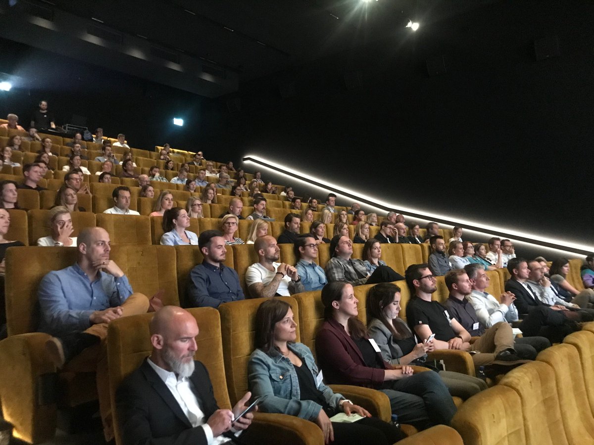 Los geht's! David Burst, Präsident der IAB Switzerland und Andy Waldis, Vertreter des Platin Partners Carpe Media eröffnen den wieder mit über 200 Besuchern ausverkauften #cmdch2019!