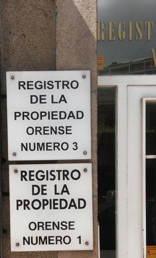 afnlg's tweet photo. O rexistro da propiedade é unha institución pública. Ao igual que outras administracións estatais con presenza en Galicia, o respecto á lingua galega non existe. Velaquí o que sucedeu en Ourense grazas ao activismo dunha cativa chamada Alexandra de só 5 anos. Tomen nota! https://t.co/h7dpjO9Cui