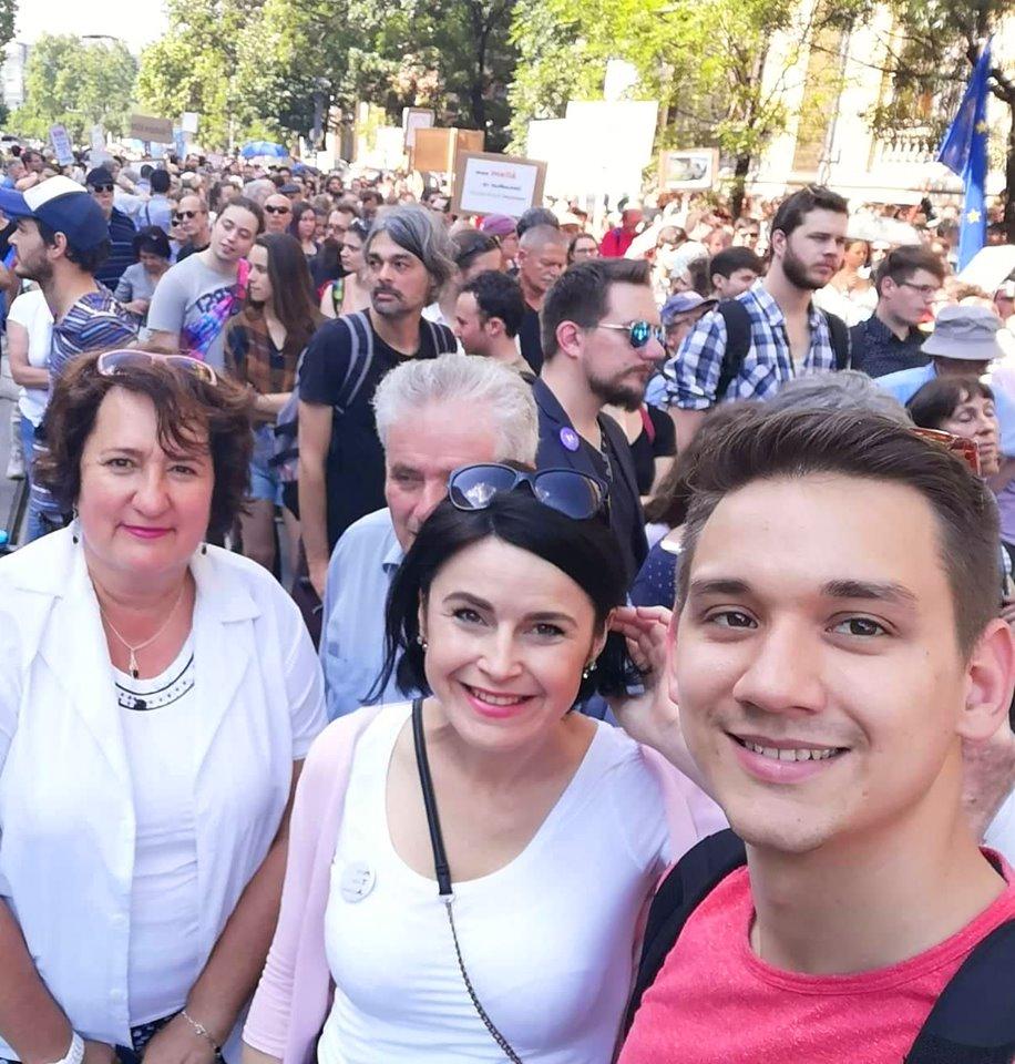 Members of Hungarian Socialist Party, our partner party Dialogue and the  Hungarian Left LGBTQ Community attended the Sunday protest against the  government's political oppression of the Hungarian Academy of Sciences. (photos by Zita Gurmai <a href="/zgurmai_EN/">Zita Gurmai</a> )