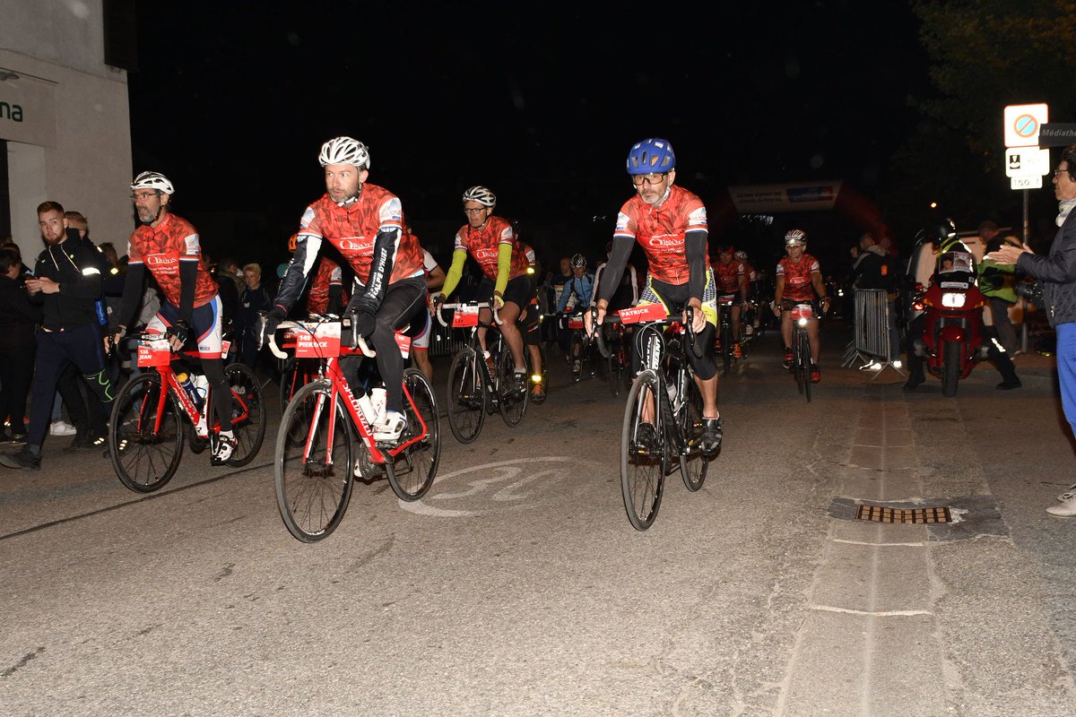 Vanmorgen in alle vroegte begonnen bijna 5000 deelnemers aan de zware klim van de Alpe d’Huez. #ad6