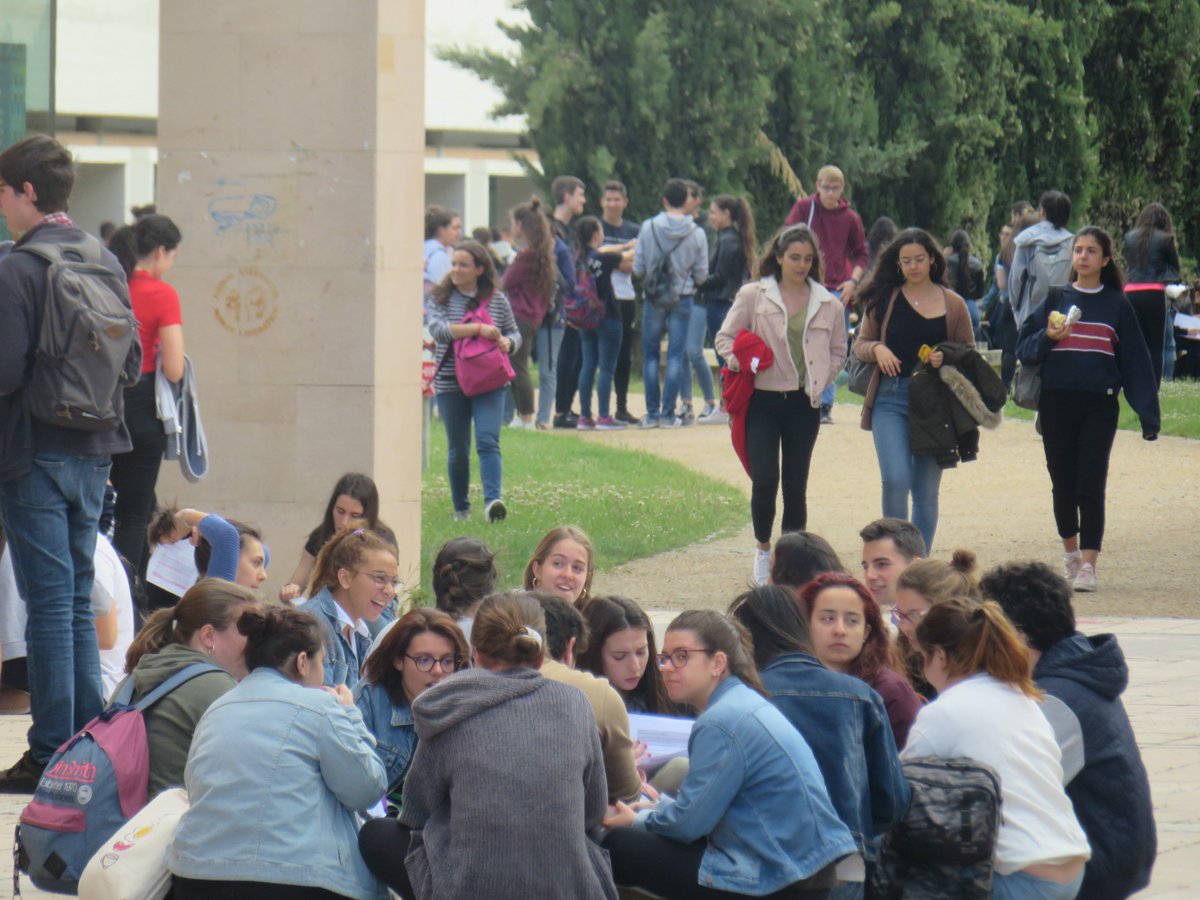 UVa_es's tweet photo. Hoy segunda jornada de los exámenes de evaluación de Bachillerato para el acceso a la Universidad (EBAU). ¡Mucha suerte! Os esperamos en las aulas de la @UVa_es a partir de septiembre.
Más: https://t.co/Q26wD9qsMU https://t.co/RcyfWPWbkX