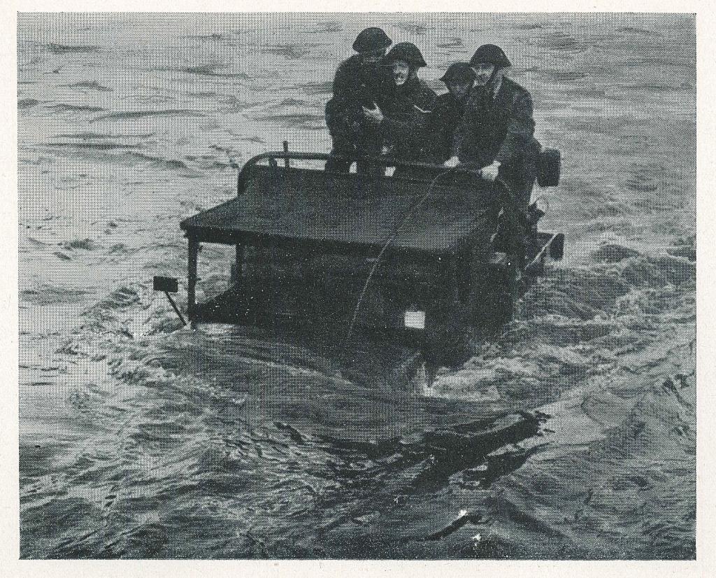 Shell_Nederland's tweet photo. Innovatie(tje) voor D-Day. Benieuwd waardoor de geallieerden door anderhalve meter diep water het strand op konden rijden? Shell ingenieurs ontwikkelden een speciaal vet. Lees hier meer 👉 https://t.co/LOxGwLIKkN #DDay75 https://t.co/ng5uhcnFu7