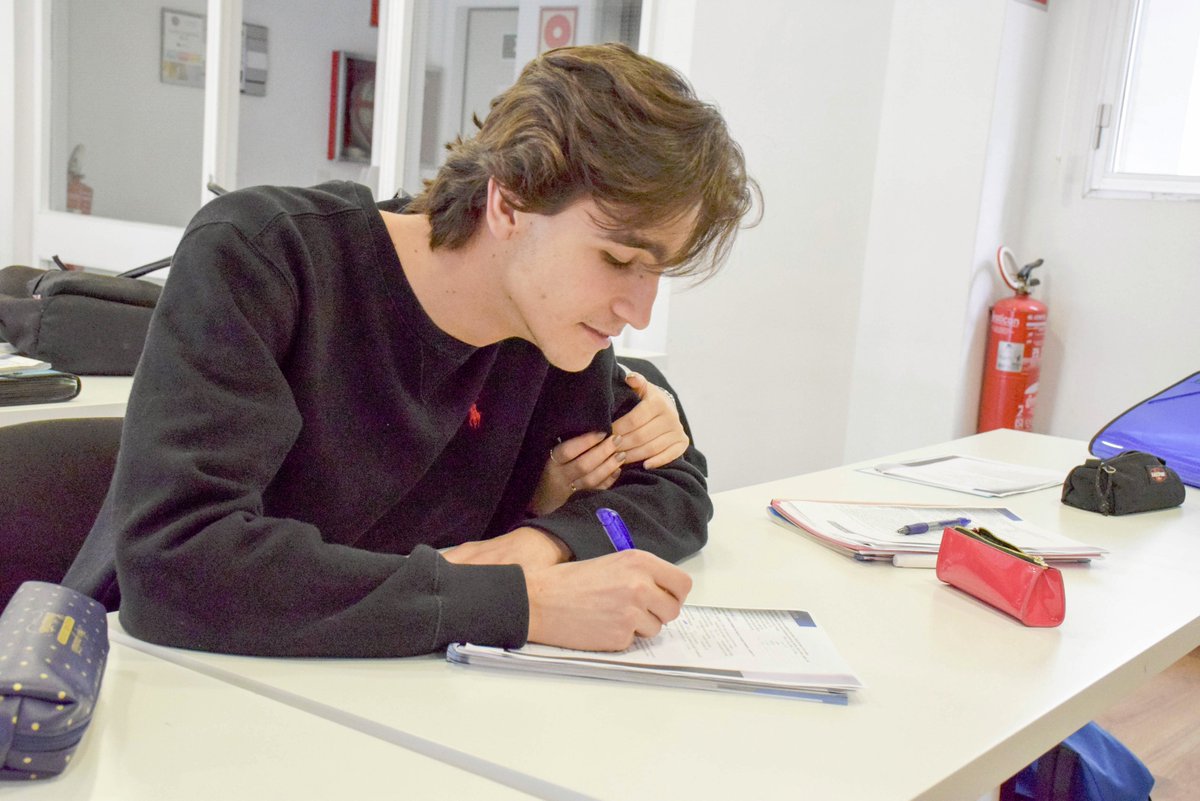 Esatur's tweet photo. Los alumnos de nuestra sede en #Alicante mejoran cada día su nivel de inglés gracias a las clases del English Lab.
📚 En #Esatur estamos muy orgullosos de contar con un equipo de profesionales y profesores nativos. https://t.co/Nsj16Ftomn