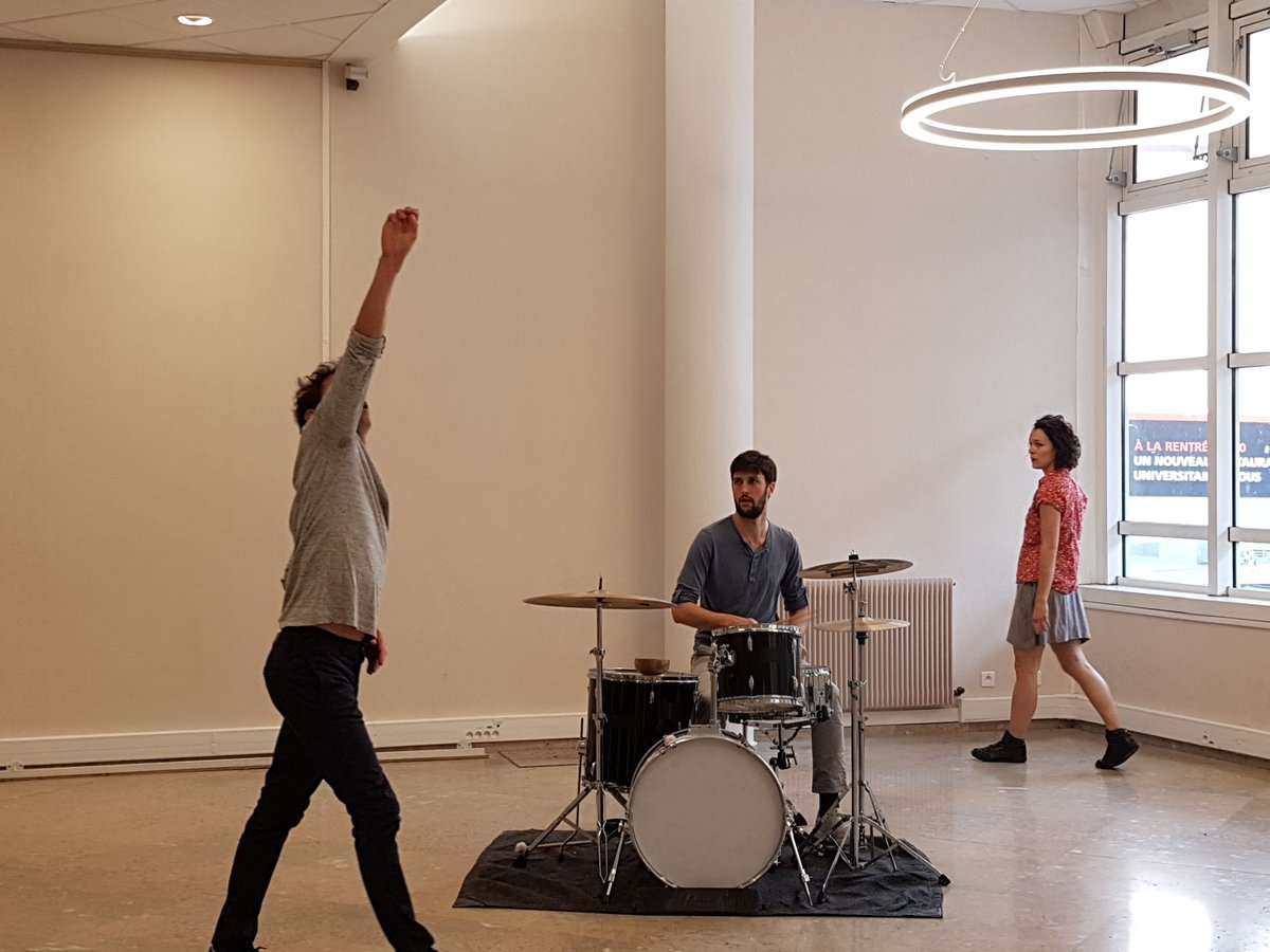 fpcohen's tweet photo. L’Atrium de l’Amphi Merieux de l’@ENSdeLyon s’anime lors d’un intermède dansé avec le collectif A/R (Paul Changarnier - Thomas Demay - Julia Moncla) #JSInria2019 https://t.co/d4hN5ScoYZ