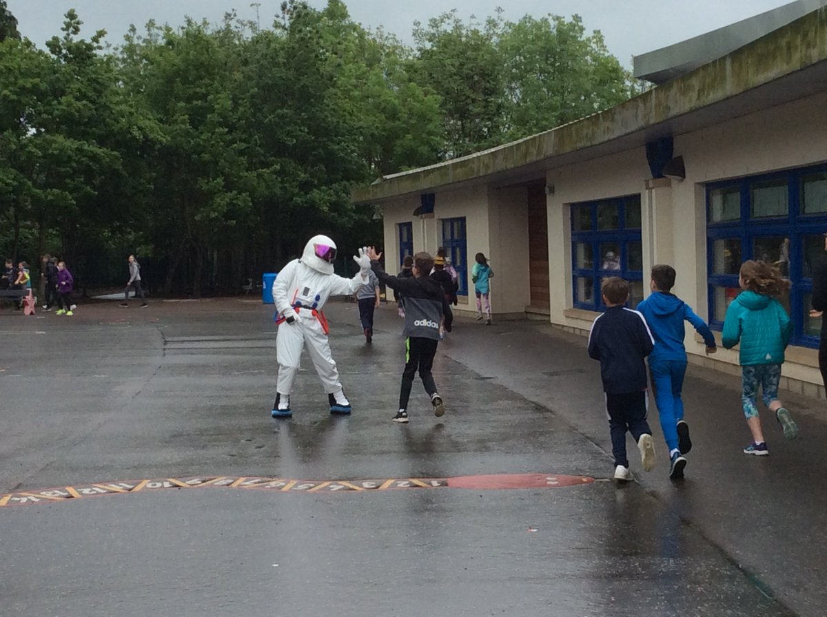 seaview_ps's tweet photo. Huge thanks to the family members who managed along to support our Race for Life despite the weather.  Fantastic effort in the rain but it didn't dampen our spirits!  Sponsorship money to be in by Friday 14th June and added to the total from yesterday. @raceforlife @CRUKScotland https://t.co/K0JDSoGVBF