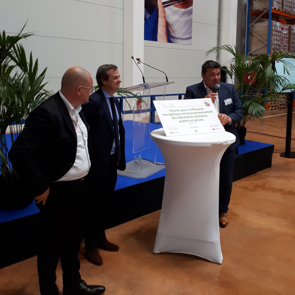 PlanBatiment's tweet photo. Découvrez les réalisations de @FMLogistic_FR et #NGConcept, nouveaux signataires de la #CharteTertiaire
👉https://t.co/qQFbL3zG7Q
#DeveloppementDurable #GreenLogistics https://t.co/CaKlfl1wj3