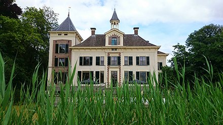Vandaag is het de Dag van het Kasteel🏰en jij kunt ontdekken hoe vroeger het leven en werken op een kasteel of buitenplaats was. Kijk op <a href="/OverUIT/">OverUIT Overijssel</a> en ontdek welke kastelen en landgoederen te bezichtigen zijn.👉bit.ly/2WrOGTj