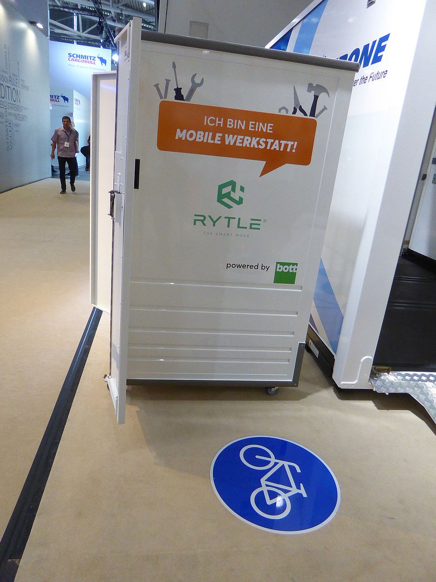 PROFI_WERKSTATT's tweet photo. #transportlogistic2019 Das Logistik-Start-up @myRYTLE zeigt zur @transport_messe eine mobile Mikro-Werkstatt in Form der #Rytle Box. Das ist ganz schön clever, und auch ein sehr putzig, was sich die Tochter von @KroneTrailer in der #denkfabrik so alles einfallen lässt. https://t.co/m0W7T0Mxaf