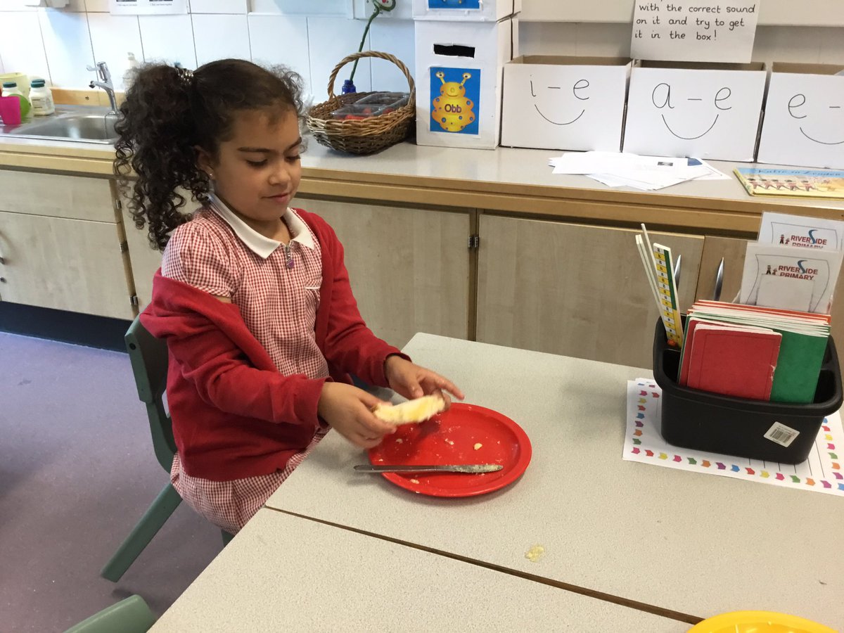 RiversideHfd's tweet photo. Year 1 have been making marmalade sandwiches for Paddington Bear! https://t.co/fGi4lJNikG