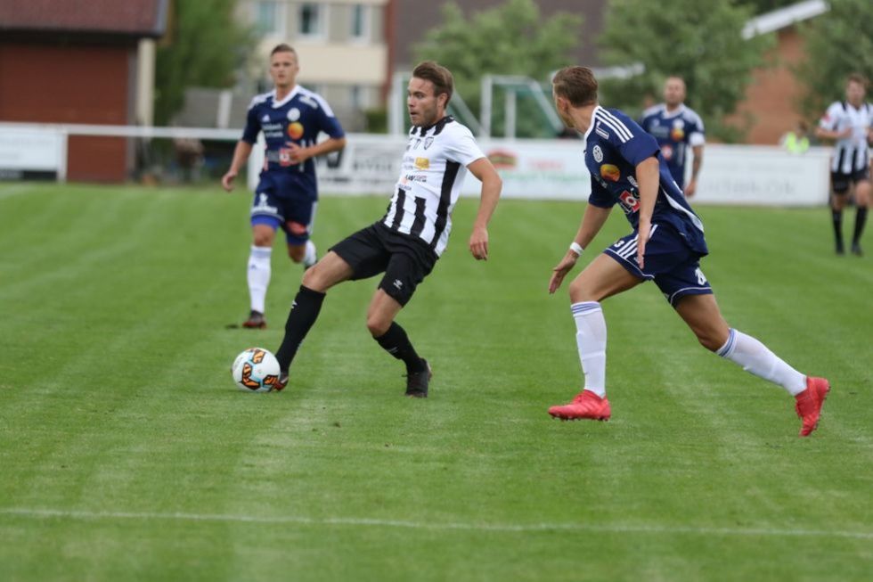 VBsporten's tweet photo. Johannes Lindström väljer att lämna moderklubben @TidaholmsGoIF – nu berättar han om varför: "Jag vill fokusera på att börja må bra igen". Läs mer här: 👇
https://t.co/DjkJrZMhYv
#twittboll https://t.co/f17mDWfqPJ