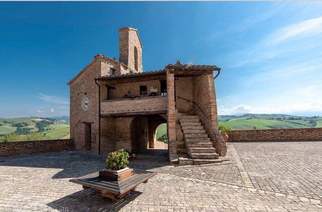 MarcheTourism's tweet photo. La bellezza e il fascino del #Castello di #Loretello uno dei 9 castelli di #Arcevia, in provincia di #Ancona costruito nel 1072.
Ecco un itinerario da non perdere: https://t.co/L3fdb5fnnt
#Marche #destinazionemarche https://t.co/GSnw5qch5z
