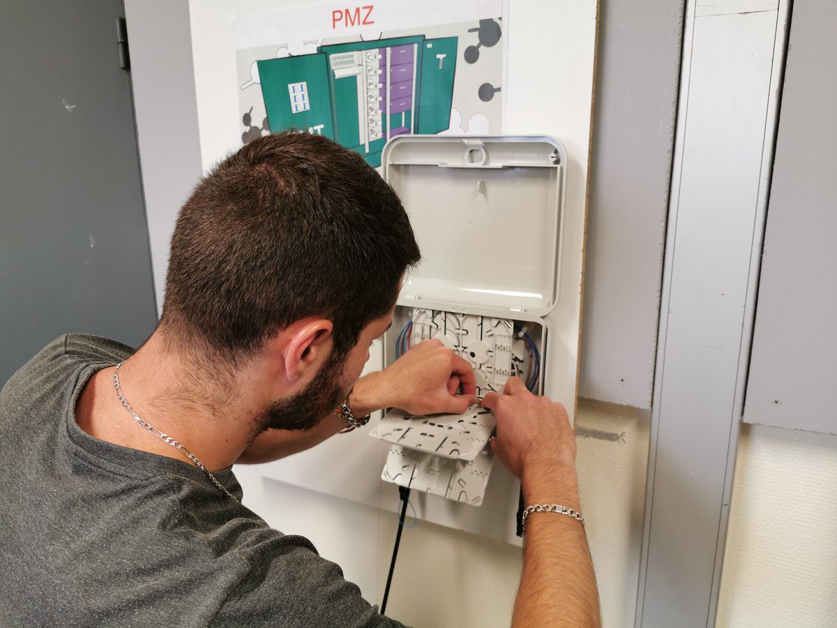 NicoRZD's tweet photo. Le très haut débit avance grandement... Nos technicien(ne) s aussi !!! Une formation #FTTH de plus à l'#UISO. Rigueur et précision sont au rendez-vous pour leurs premiers raccordement en salle de #formation de Limoges #ESF #SoOrange @OrangeNvAquit @plarcher33 https://t.co/59qt1S9vcK